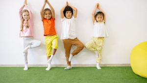 Actividad de yoga para niños en casa fomentando su desarrollo emocional.