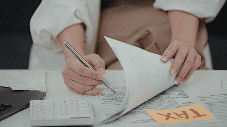 Revisión de documentación dentro de servicios tributarios empresariales.