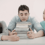 Estudiantes revisando errores en el TFG antes de la entrega final.