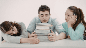 Estudiantes revisando errores en el TFG antes de la entrega final.