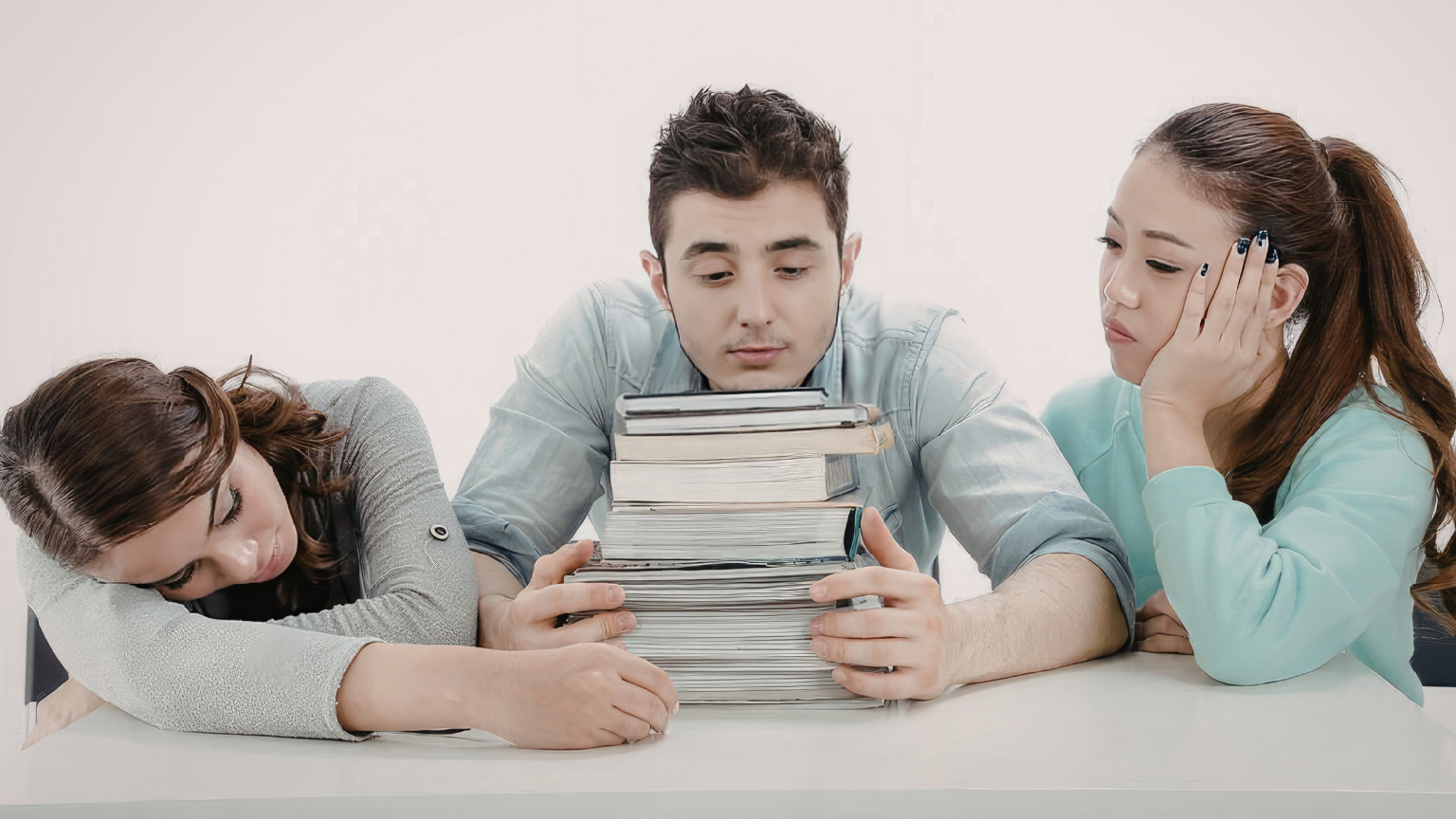 Estudiantes revisando errores en el TFG antes de la entrega final.
