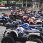 Actividad física moderna con movilidad eléctrica infantil en un entorno natural.