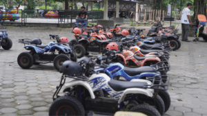 Actividad física moderna con movilidad eléctrica infantil en un entorno natural.