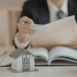 Arquitecto realizando inspección técnica para informe de habitabilidad.