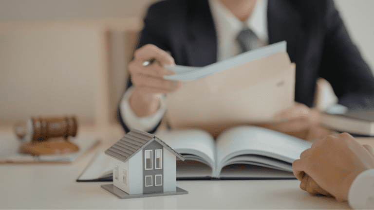 Arquitecto realizando inspección técnica para informe de habitabilidad.