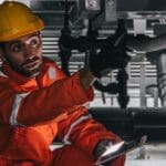 Fuga de agua en vivienda antigua causada por tuberías deterioradas y falta de mantenimiento