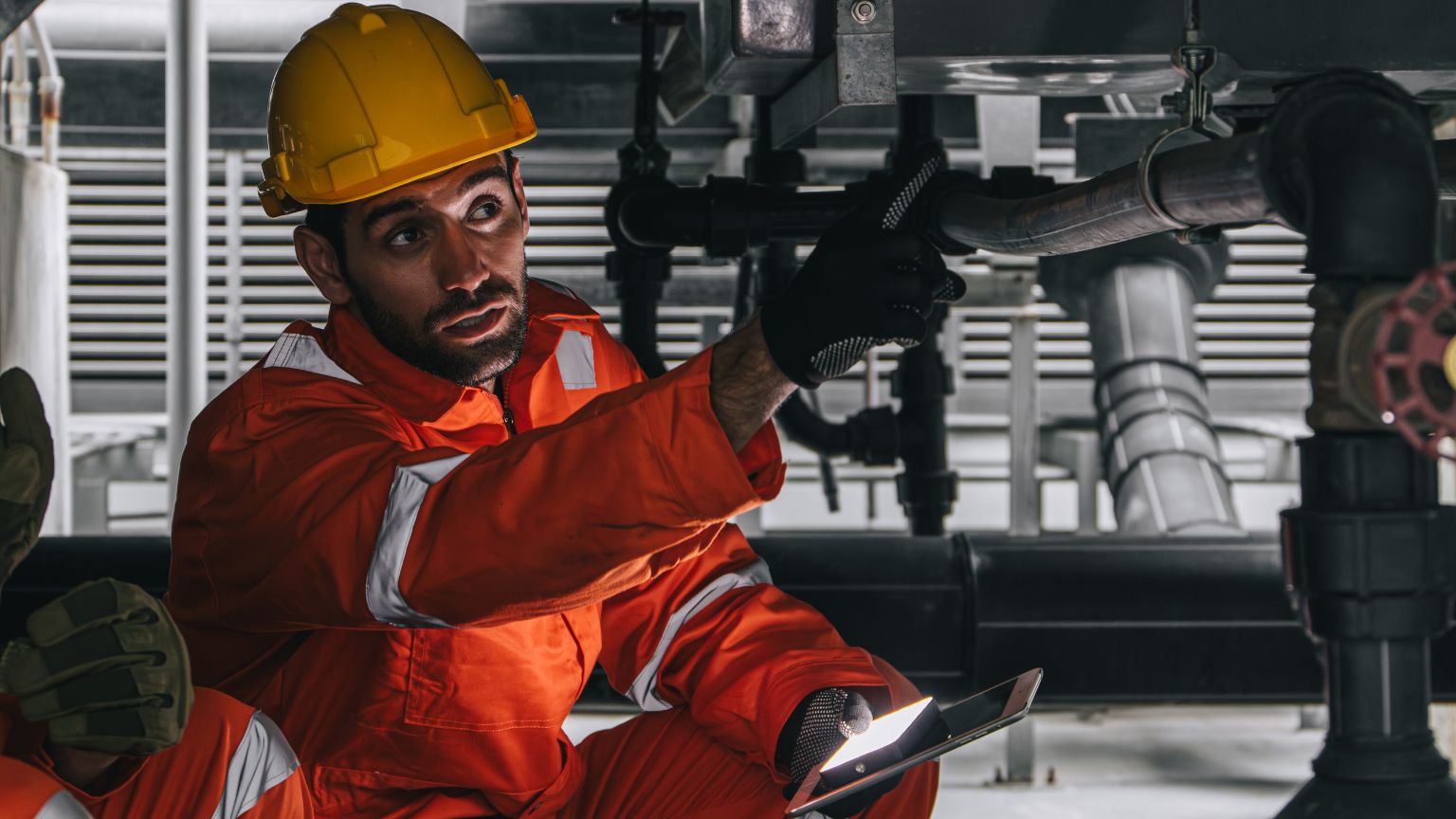 Fuga de agua en vivienda antigua causada por tuberías deterioradas y falta de mantenimiento