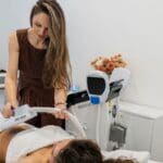 Tratamiento de remodelación corporal sin cirugía para reducir grasa localizada en clínica de medicina estética corporal