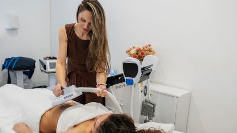 Tratamiento de remodelación corporal sin cirugía para reducir grasa localizada en clínica de medicina estética corporal