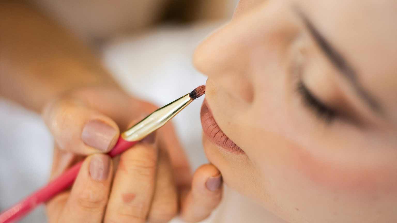 servicios de maquillaje a domicilio para bodas en espacio elegante