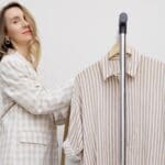 Mujer vistiendo ropa sostenible en taller de moda ética en España con prendas handmade y producción responsable