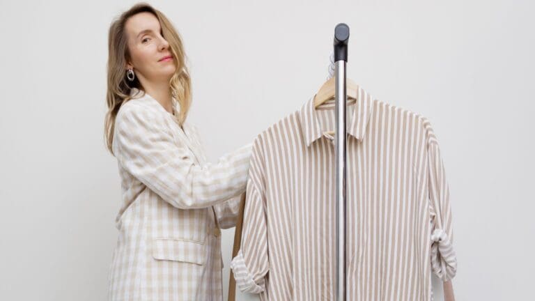 Mujer vistiendo ropa sostenible en taller de moda ética en España con prendas handmade y producción responsable