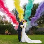 Agencia de eventos barcelona coordinando boda personalizada con efectos de humo de colores en jardín al aire libre