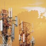 Ingeniería de telecomunicaciones moderna con red empresarial y sistemas digitales conectados