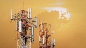 Ingeniería de telecomunicaciones moderna con red empresarial y sistemas digitales conectados