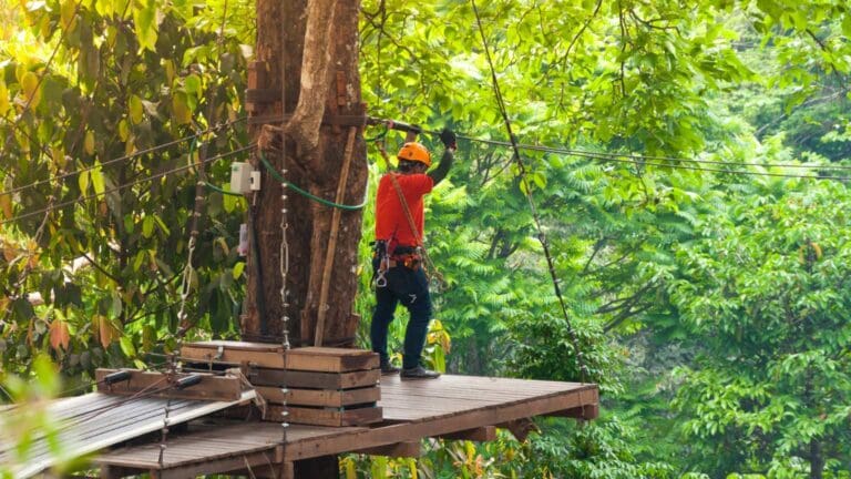 tirolina en Cuenca sobre paisaje natural y urbano