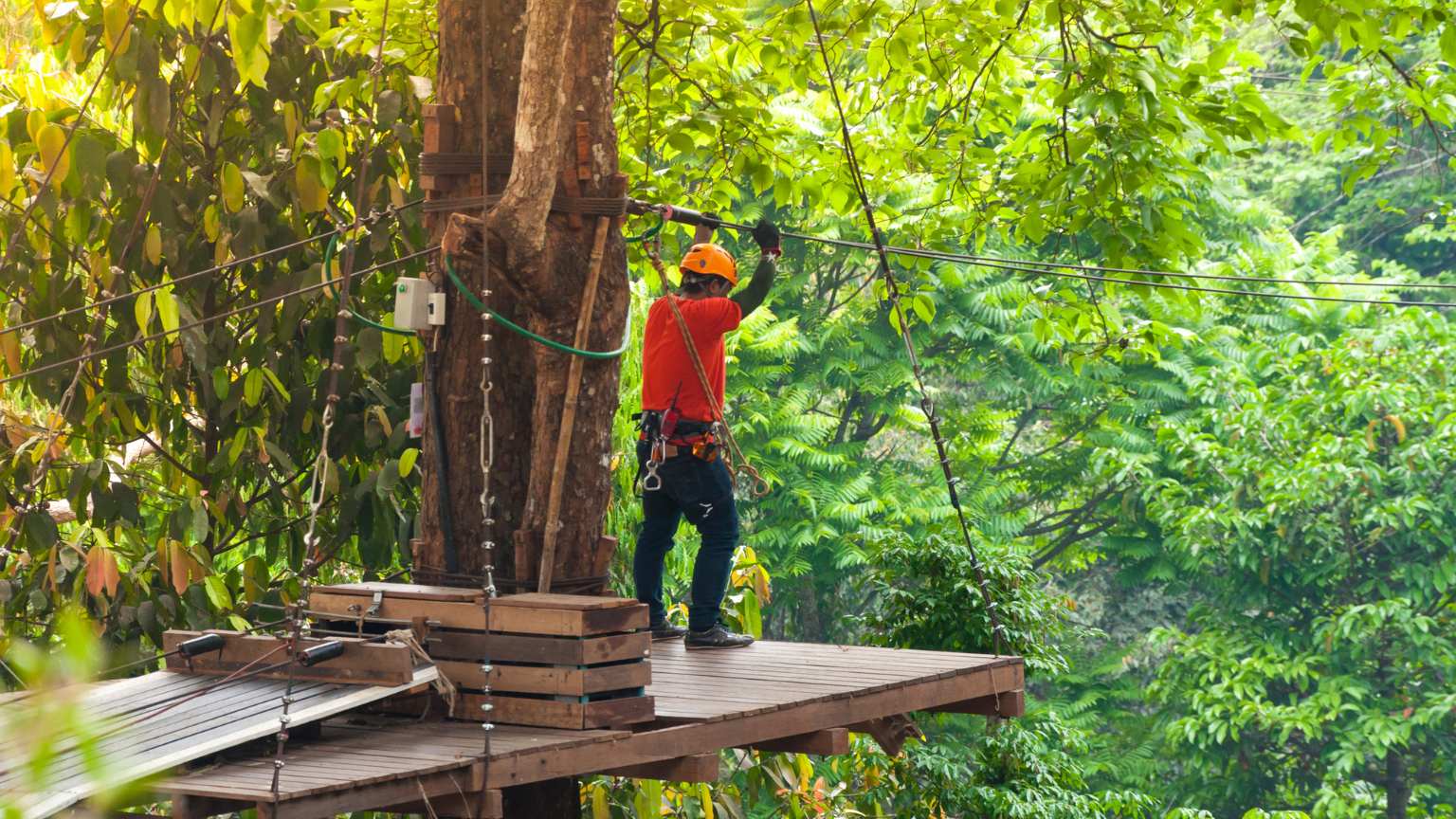 tirolina en Cuenca sobre paisaje natural y urbano