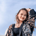 Cómo combinar una chaqueta bordada y elevar cualquier look