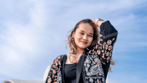 Cómo combinar una chaqueta bordada y elevar cualquier look