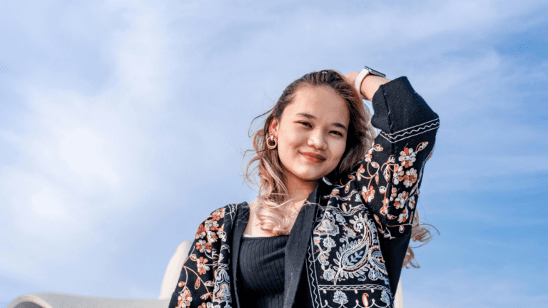 Cómo combinar una chaqueta bordada y elevar cualquier look