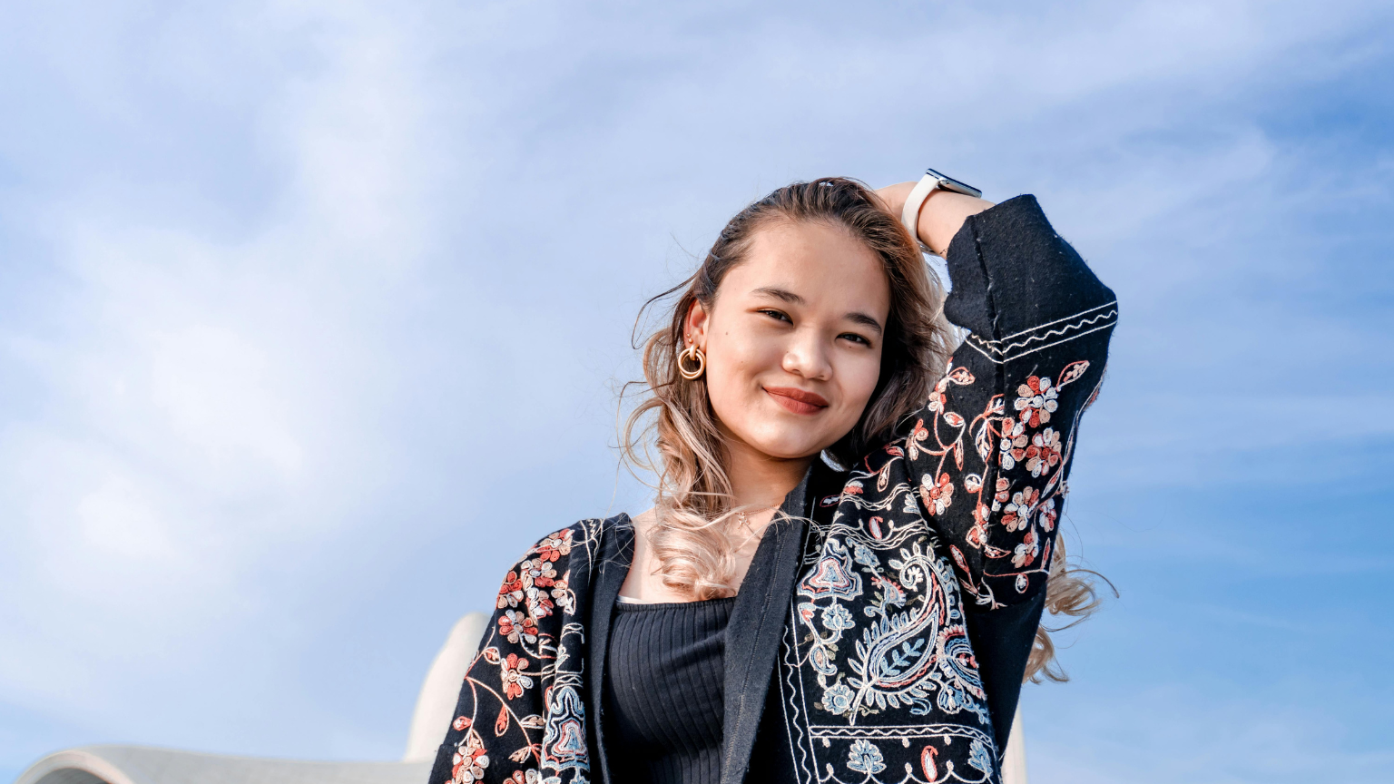 Cómo combinar una chaqueta bordada y elevar cualquier look