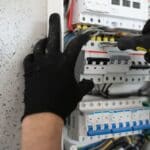 Revisión de instalación eléctrica en un local comercial realizada por un profesional