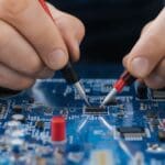prototipado electrónico en laboratorio con ingeniero realizando pruebas de diseño electrónico en placa PCB para desarrollo de productos electrónicos