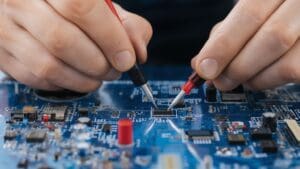 prototipado electrónico en laboratorio con ingeniero realizando pruebas de diseño electrónico en placa PCB para desarrollo de productos electrónicos