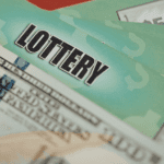 Persona realizando consulta de Lotería online..