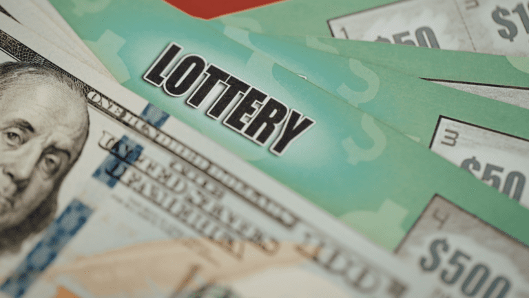 Persona realizando consulta de Lotería online..