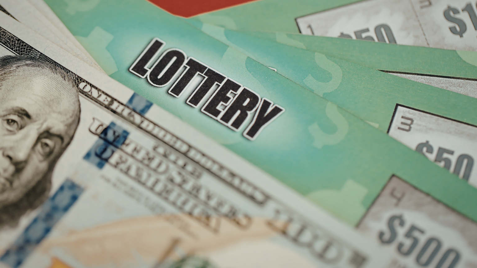 Persona realizando consulta de Lotería online..