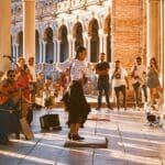 Espectáculo de flamenco en Sevilla en un tablao con público disfrutando en directo
