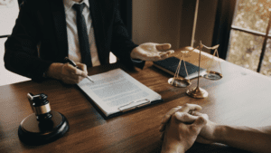 Abogado extranjería asesorando sobre permiso de residencia en España.