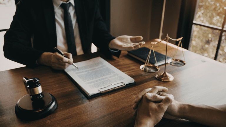 Abogado extranjería asesorando sobre permiso de residencia en España.