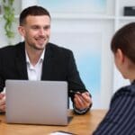 Consultores ISO asesorando a empresas para lograr una certificación de calidad exitosa