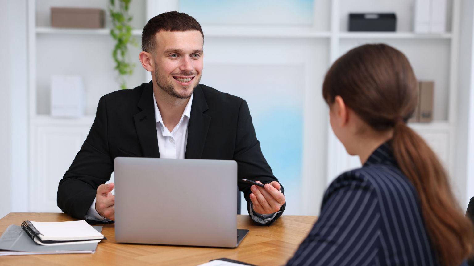 Consultores ISO asesorando a empresas para lograr una certificación de calidad exitosa