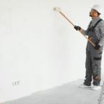 Aplicación de pintura industrial para edificios comerciales en nave de gran superficie.