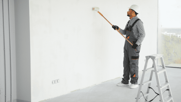 Aplicación de pintura industrial para edificios comerciales en nave de gran superficie.