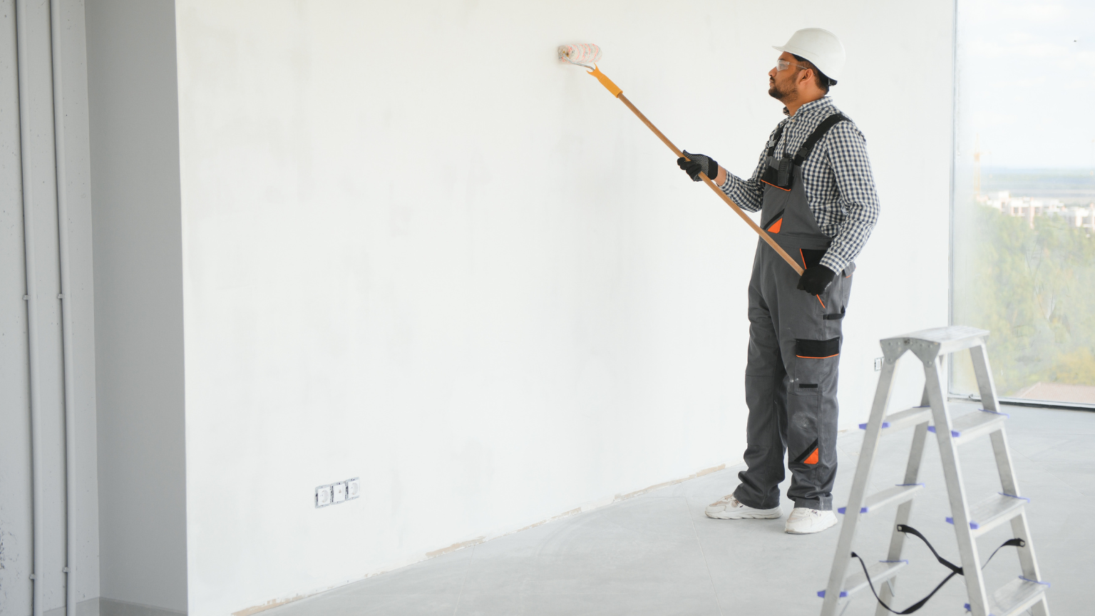 Aplicación de pintura industrial para edificios comerciales en nave de gran superficie.