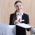 satisfacción del cliente en servicios turísticos durante la atención en recepción hotelera