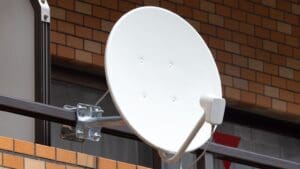 Instalación antena TDT en Valencia realizada por técnico especializado en tejado para evitar cortes e interferencias en la señal TV