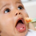 bebé comiendo papillas de cereales durante la alimentación infantil ecológica