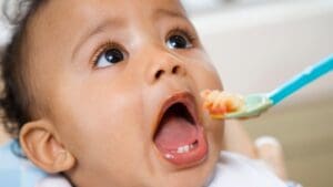 bebé comiendo papillas de cereales durante la alimentación infantil ecológica