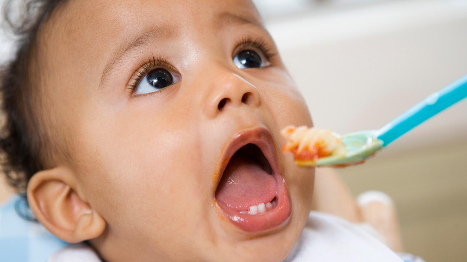 bebé comiendo papillas de cereales durante la alimentación infantil ecológica