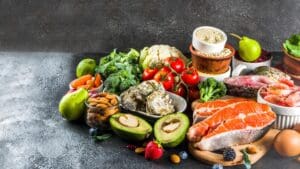 Planes de alimentación personalizados con alimentos saludables como salmón, verduras frescas, frutas y frutos secos para mejorar el bienestar diario