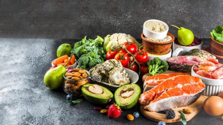 Planes de alimentación personalizados con alimentos saludables como salmón, verduras frescas, frutas y frutos secos para mejorar el bienestar diario