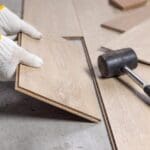 Instalación de suelo durante reformas integrales realizadas por una empresa multiservicios profesional