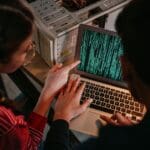 Especialistas revisando un sistema de seguridad informática en una pyme desde un ordenador portátil