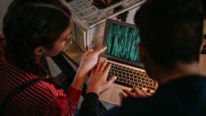 Especialistas revisando un sistema de seguridad informática en una pyme desde un ordenador portátil