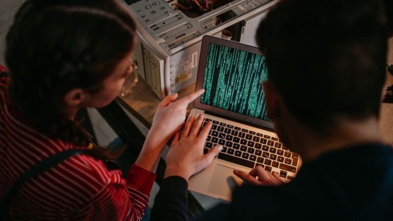 Especialistas revisando un sistema de seguridad informática en una pyme desde un ordenador portátil